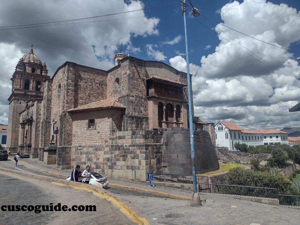 Vista exterior del Qoricancha y la iglesia de Santo Domingo durante el City Tour Cusco en el centro histórico de la capital inca.